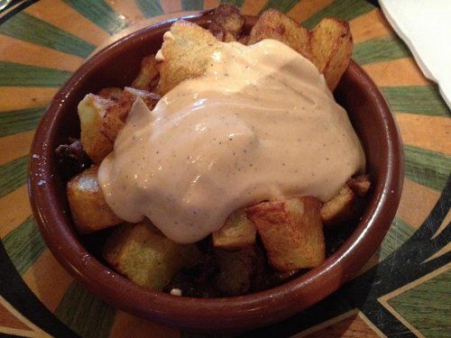 Patatas bravas o con all i oli